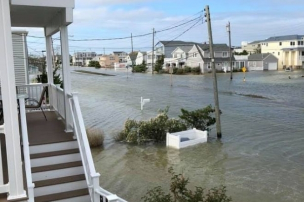 Остров Лонг-Бич пострадал от прибрежного наводнения, затоплены десятки улиц