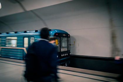 Пассажир московского метро упал на рельсы и умер