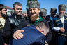 Начальник полиции Чечни объяснился за подзатыльник портрету Кадырова