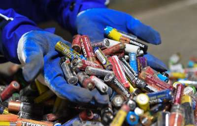 Минприроды решило запретить выбрасывать батарейки с другим мусором