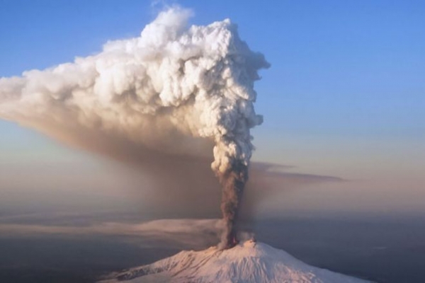 Вулкан Невадо-Дель-Руис выбросил пепел на высоту более 6 км