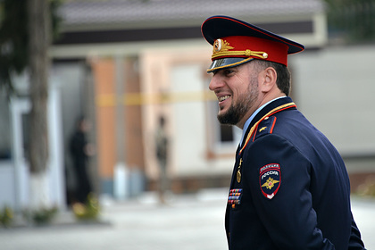 Начальник полиции Чечни объяснился за подзатыльник портрету Кадырова