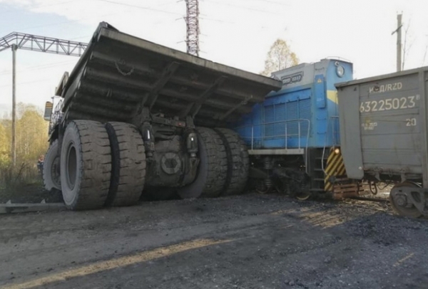 В России 130-тонный БелАЗ столкнулся со 180-тонным тепловозом